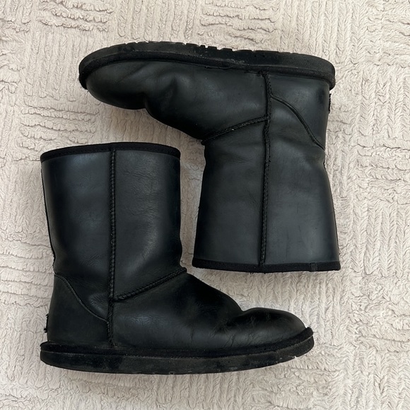 UGG Australia Women's Classic Short Boots, black leather, size 8 - Picture 1 of 16